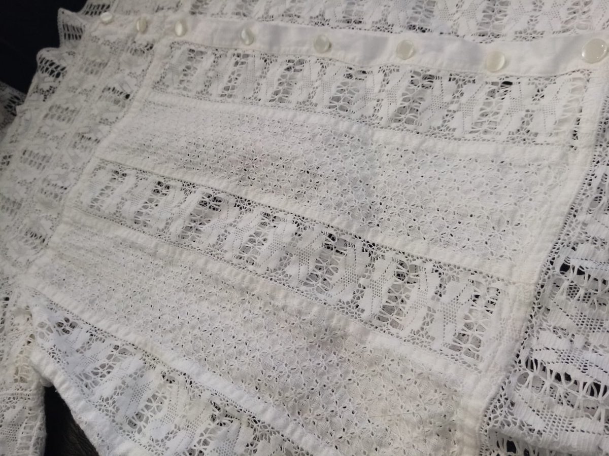 Para las que van al desfile de las 1000 Polleras y aún no tienen que ponerse tengo en venta esta belleza, es talla XL incluso 1XL
Camisa Chambra en finas trencillas y tela con pequeños calados. Interesadas me escriben por DM🫶🏻