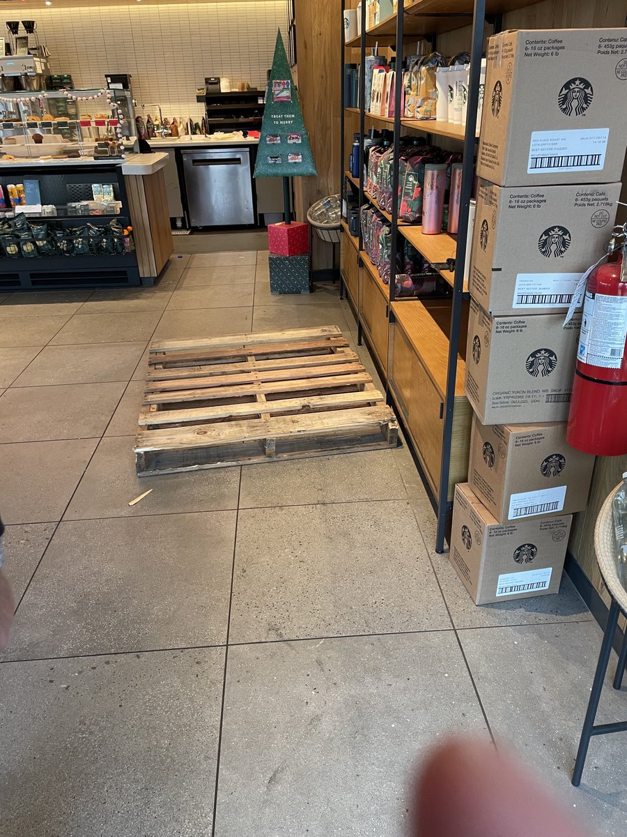 StacyFrisbie1's tweet photo. ⁦@Starbucks⁩ #67577 Henderson, TX Picture taken from entrance door. Not safe. https://t.co/sXW0n5uY83