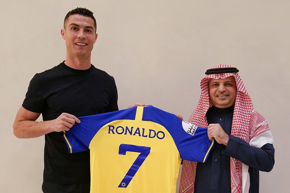 pusholder's tweet photo. Cristiano Ronaldo, Suudi Arabistan takımı Al Nassr'a transfer oldu. https://t.co/s6uwCZDF4v