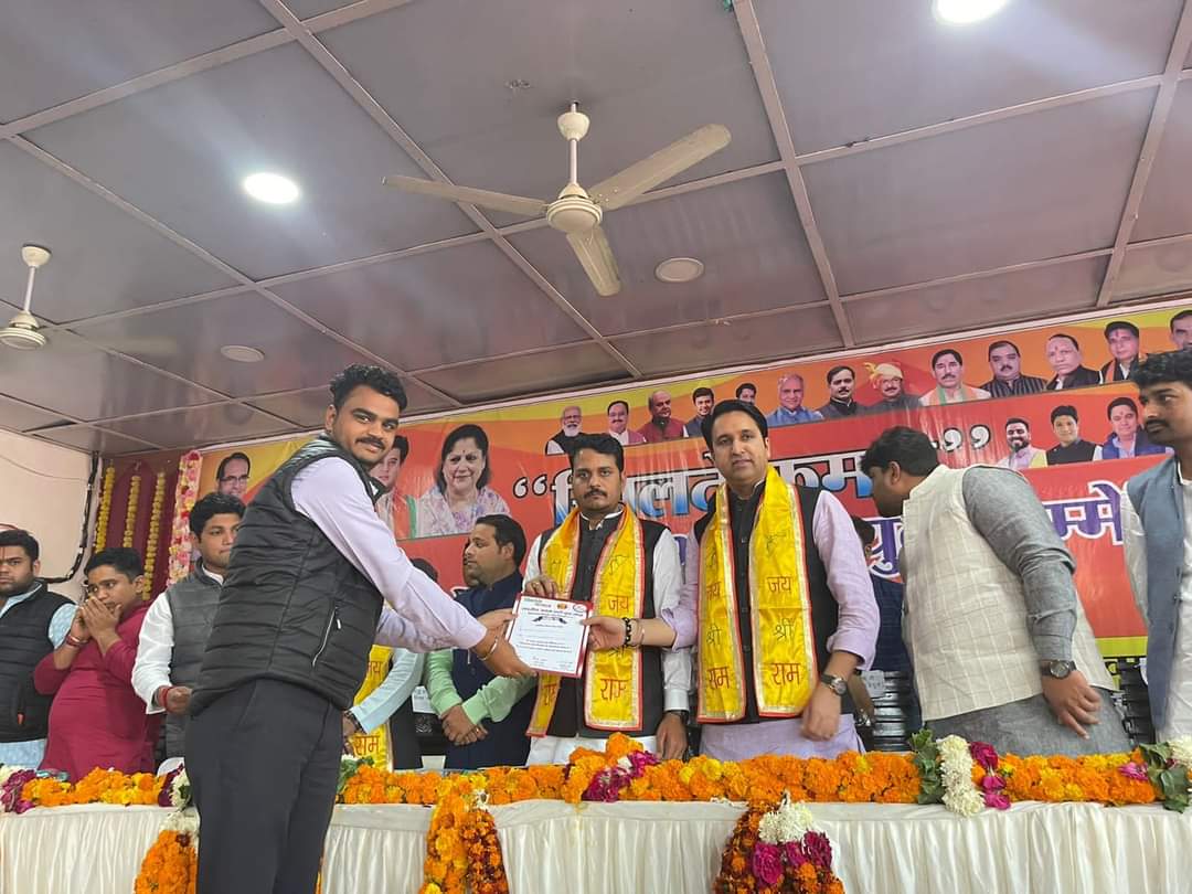 RamvaranGurjar9's tweet photo. आज शिवपुरी जिले की शिवपुरी विधानसभा में "खिलते कमल" कार्यक्रम के अंतर्गत "विधानसभा प्रतिभावान युवा सम्मेलन" में शिवपुरी विधानसभा के विभिन्न कार्य क्षेत्रों में अपनी अलग पहचान रखने वाले युवाओं को भाजयुमो राष्ट्रीय महामंत्री व युवा मोर्चा प्रदेश प्रभारी श्री #Rohit_Chahal जी https://t.co/J5NbyMNT4g