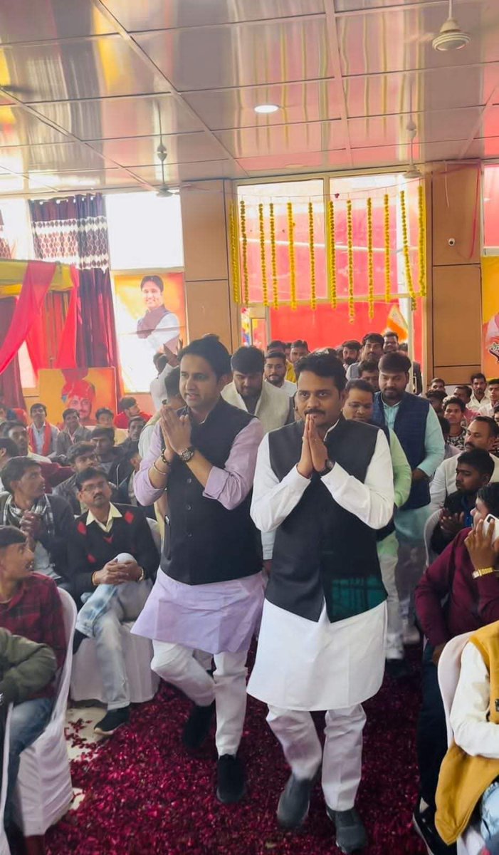 RamvaranGurjar9's tweet photo. आज शिवपुरी जिले की शिवपुरी विधानसभा में "खिलते कमल" कार्यक्रम के अंतर्गत "विधानसभा प्रतिभावान युवा सम्मेलन" में शिवपुरी विधानसभा के विभिन्न कार्य क्षेत्रों में अपनी अलग पहचान रखने वाले युवाओं को भाजयुमो राष्ट्रीय महामंत्री व युवा मोर्चा प्रदेश प्रभारी श्री #Rohit_Chahal जी https://t.co/J5NbyMNT4g
