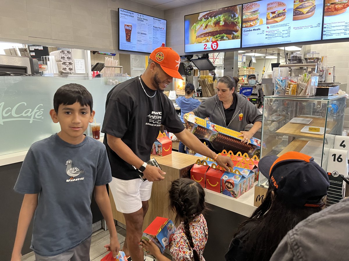 News4SA's tweet photo. UTSA quarterback Frank Harris helped give away 150 free Happy Meals today at McDonalds. (📷 Jack Greene) https://t.co/Jx06KzeqcP
