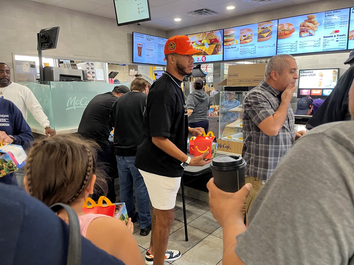 News4SA's tweet photo. UTSA quarterback Frank Harris helped give away 150 free Happy Meals today at McDonalds. (📷 Jack Greene) https://t.co/Jx06KzeqcP