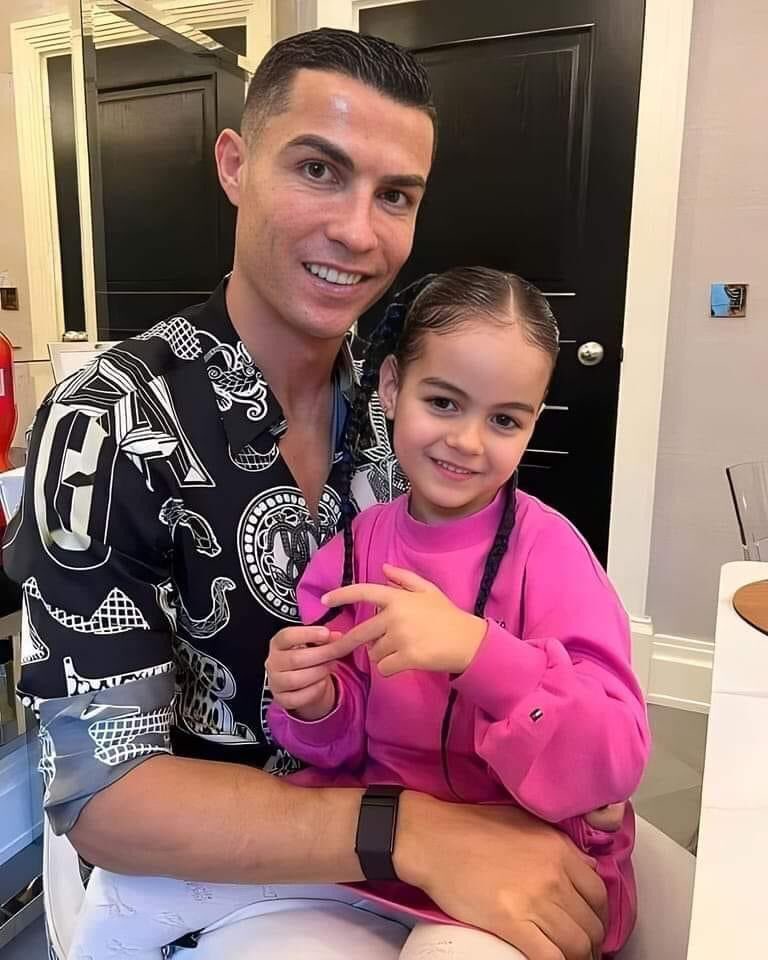 egymeme11's tweet photo. كريستيانو و ابنته نوف https://t.co/IXV1ov1BhW