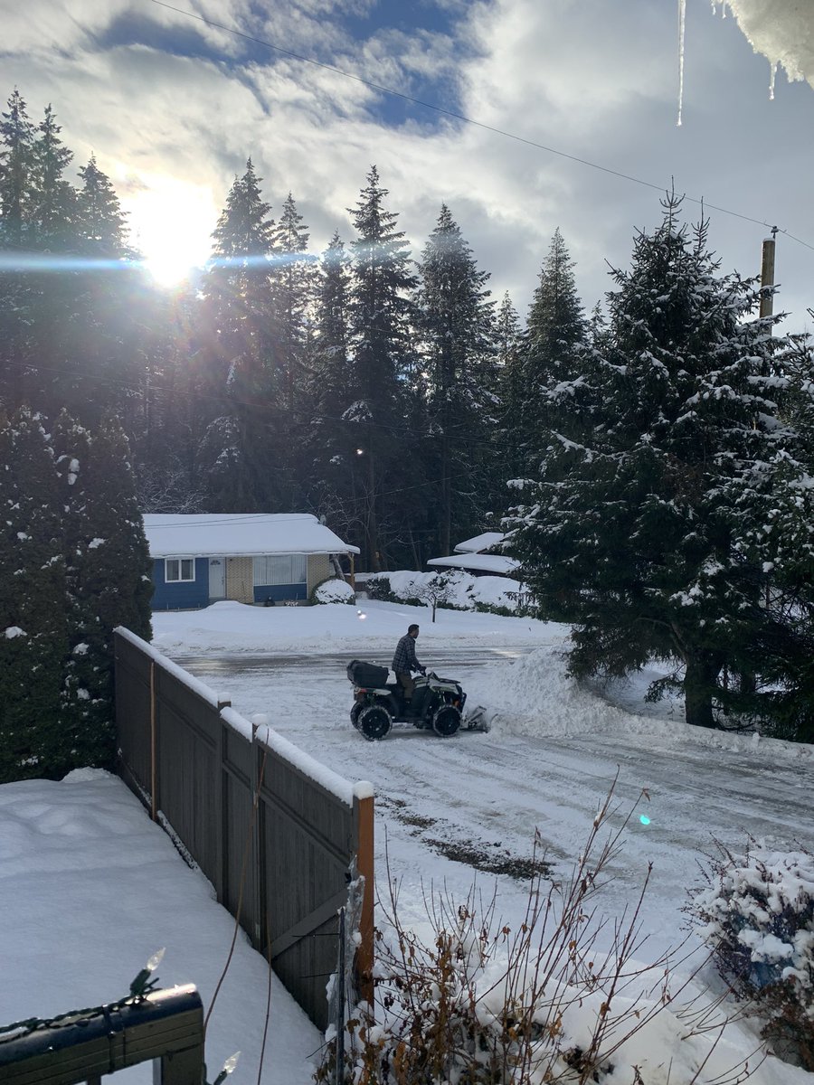 KareEssentials's tweet photo. A glorious day on planet earth. ✨ ☀️ ❄️ https://t.co/5PJ1yhgobV