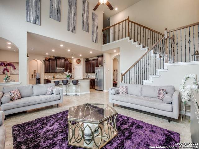 klause_krista's tweet photo. f your looking for that nice spacious home in Alamo Ranch with a great layout and a nice size yard, look no further!! This house has it all, 5 bedrooms, 4 full baths.

 https://t.co/nxuGw91mxe https://t.co/rsexhqdj86