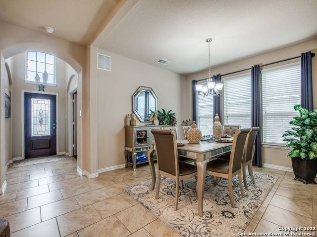 klause_krista's tweet photo. f your looking for that nice spacious home in Alamo Ranch with a great layout and a nice size yard, look no further!! This house has it all, 5 bedrooms, 4 full baths.

 https://t.co/nxuGw91mxe https://t.co/rsexhqdj86