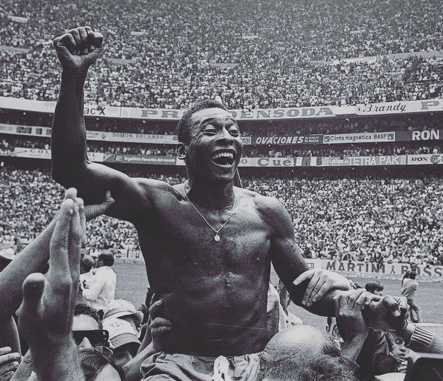 ftbllanalytics's tweet photo. Ich möchte meinen heutigen Beitrag nutzen, um der gestern verstorbenen Legende, Edson Arantes do Nascimento, oder besser bekannt als Pelé, zu Gedenken. Er ist gestern im Alter von 82 Jahren verstorben und prägte mit Brasilien eine Ära des Fußballs. #Pele #RIPLegend https://t.co/RDALGJcZP6