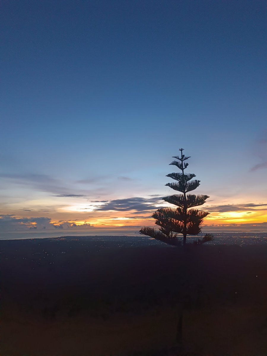 retlync's tweet photo. I am so blessed to enjoy the last morning in 2022 with this breathtaking view!!! https://t.co/FX8OXi901m