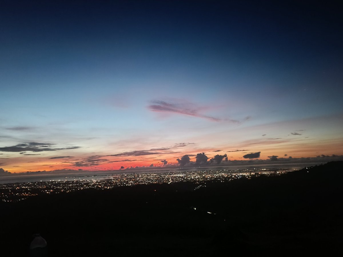retlync's tweet photo. I am so blessed to enjoy the last morning in 2022 with this breathtaking view!!! https://t.co/FX8OXi901m