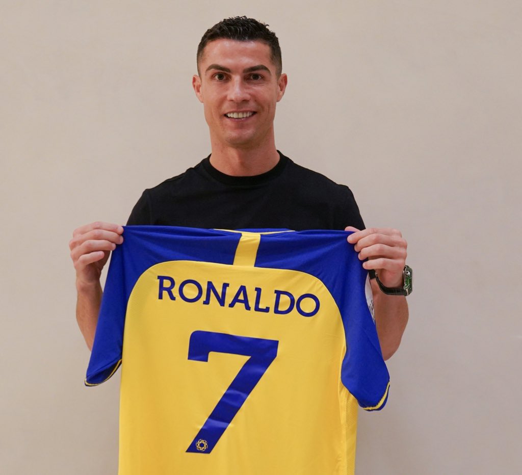 Juezcentral's tweet photo. En el arco David Ospina. Arriba, Pity Martínez con Cristiano Ronaldo. ¿Yo? Del Al Nassr desde la cuna. https://t.co/W4k24Rzdoq