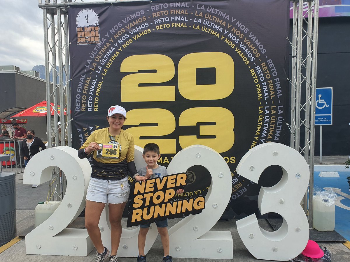 Esmerleonv's tweet photo. Vamos por el #retofinal 10K a cerrar el 2022 🤗❤️👊💪🏃♀️
-HAY SE NOS ATARVEZO UNA DONA https://t.co/D6KE4pjHwd