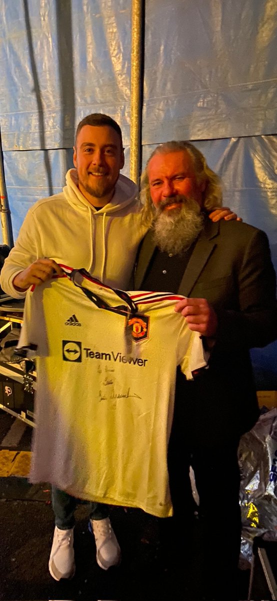 piercemoran91's tweet photo. @StretfordPaddck @MrStephenHowson @JayMotty @AdamMcKola @JoeSmith93 

Absolutely chuffed to win a signed Jersey from @BrianMcClair13 https://t.co/ICJT1az0yW