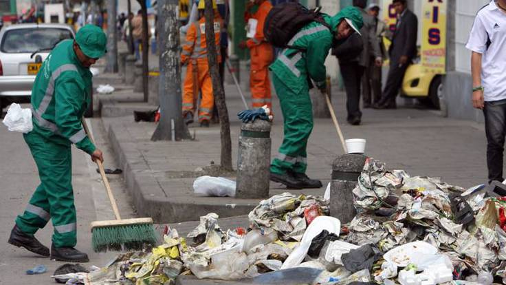 Caracol_Cali's tweet photo. El operador de Aseo de Cali Ciudad Limpia, reveló que durante la Feria de Cali hasta la tarde de hoy viernes, se han generado más de 31 mil kilos de residuos que han sido recolectados en el centro y oeste de la ciudad. Durante la feria en el 2021, se recolectaron 36.735 kilos. https://t.co/o9ggzyGLRK