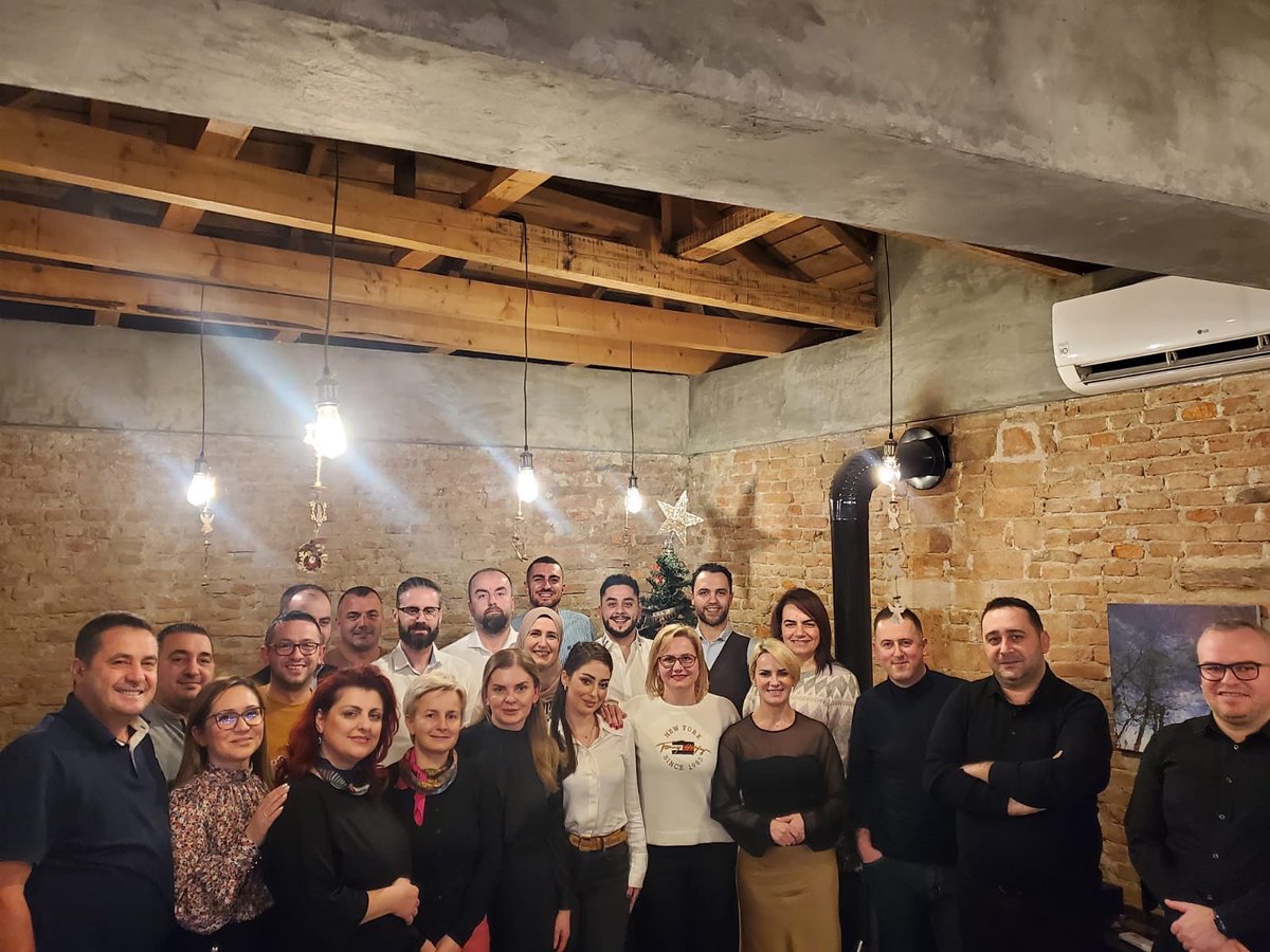 AlbiDelilaj's tweet photo. Gëzuar Vitin e Ri 2023!🎆💜 Team PS Njësia 3 ju uron mbarësi për të gjitha familjet tuaja! 🙏🏻❤️ https://t.co/QebPIDeqW0