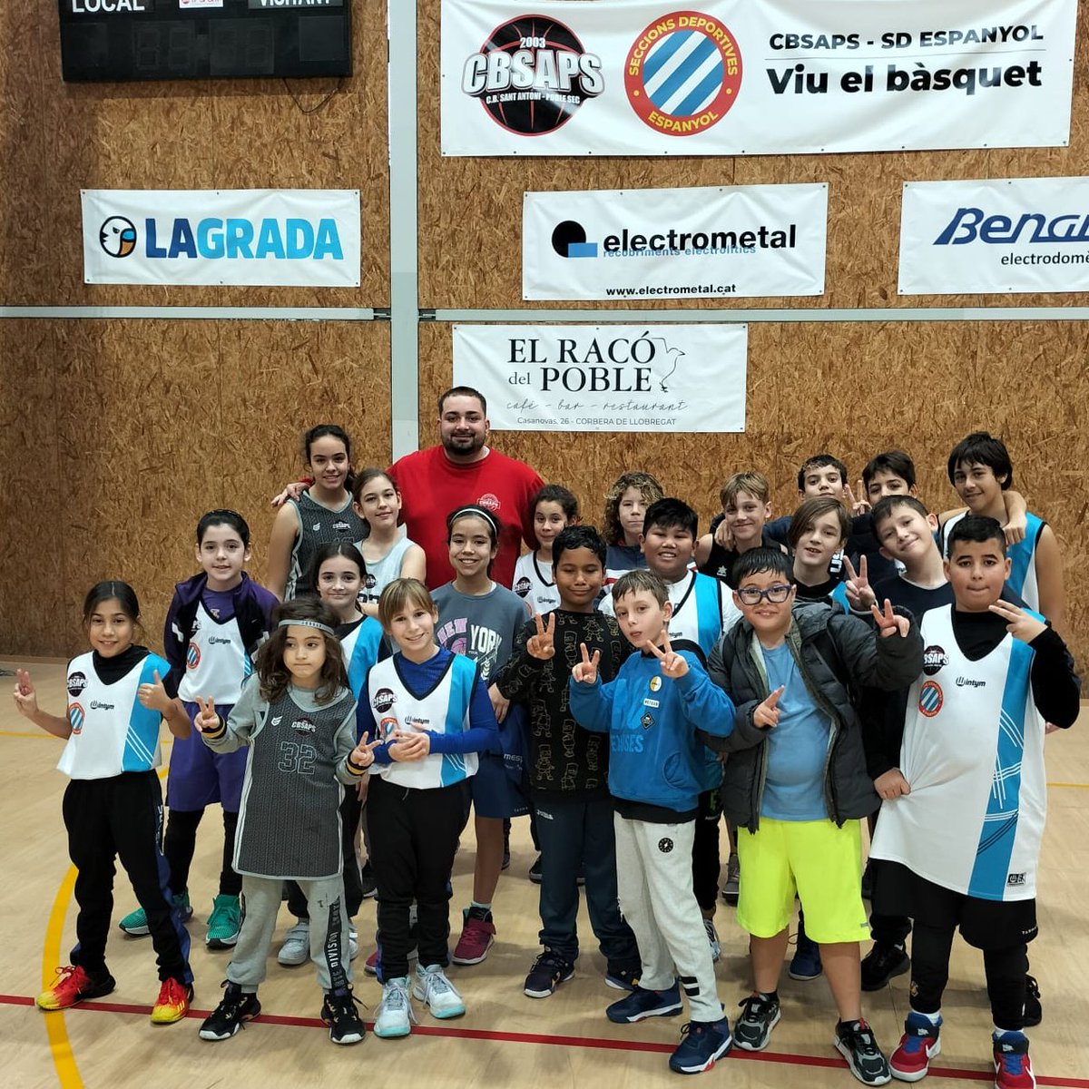 cbsaps's tweet image. Avui han finalitzat les tecnificacions de Nadal @cbsaps @SDEspanyol_BQ Els nois i noies han treballat intensament els 4 dies i han millorat molts aspectes tècnics. Gràcies als tecnificadors @ribe4 i @basketball_kwame per ajudar-nos #cbsaps_sdespanyol #poblesec #basquet #barcelona