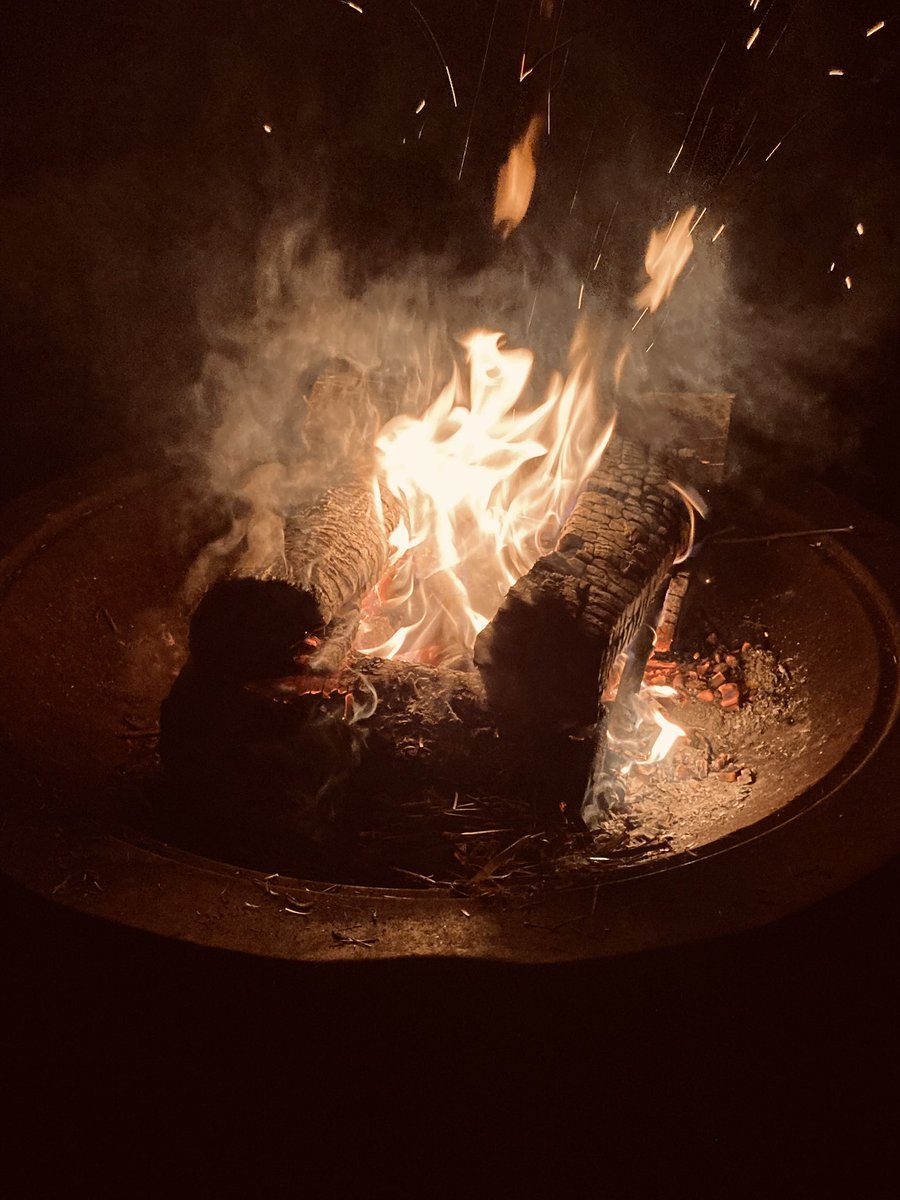 OutikWear's tweet photo. Current view🔥

Have a great evening, folks. 

#campfire #fire #camping #campsite #travel #nature #outdoors #naturephotography #fashion #outik #firepit #goodnight #goodevening https://t.co/rAKOiB9Br9