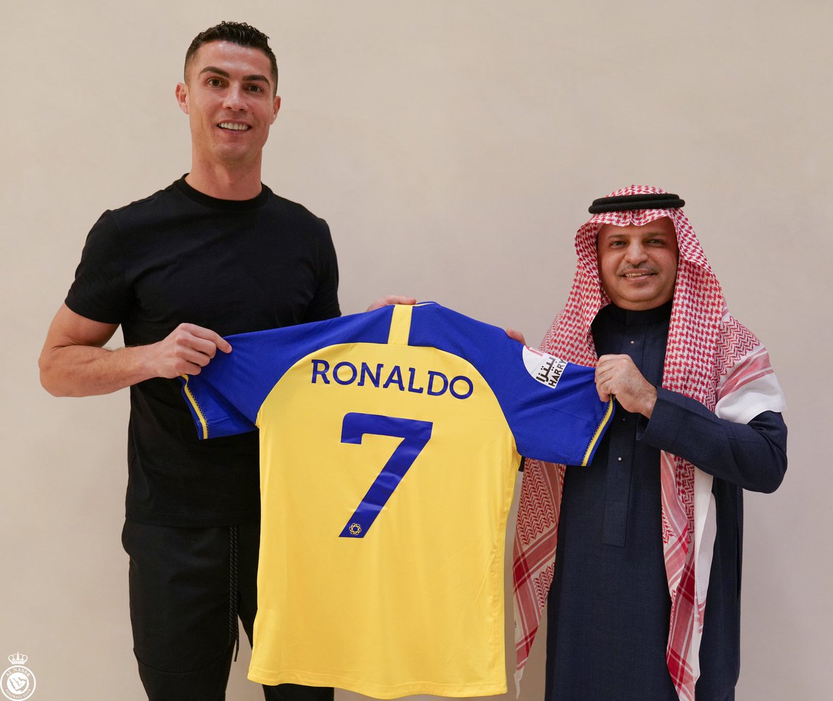 سعيد جدا بانضمام أعظم لاعب في تاريخ كرة القدم إلى نادي النصر والدوري السعودي. 

تعاقدنا مع رونالدو لا يستهدف كسب مباراة أو بطولة، بل أبعد من ذلك: نقل تجارب عظيمة، إحترافيه عالية، إلهام لجيل شغوف بالرياضة.

أدعوكم للإستمتاع بفصل من فصول التطور الهائل في مملكة العز.