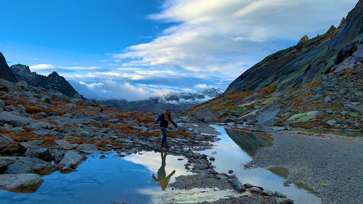 Zwei Tage allein mit Tochter eins. Gelmerhütte, Gerstensuppe, Gipfelversuch. Im Schneesturm umgedreht, gefroren, geweint, gespielt, gelacht. Nach solcher Magie frage ich mich immer: Warum teilen wir die Familie nicht öfter in 2 Teile? 

#ShareYourMagicMoment2022