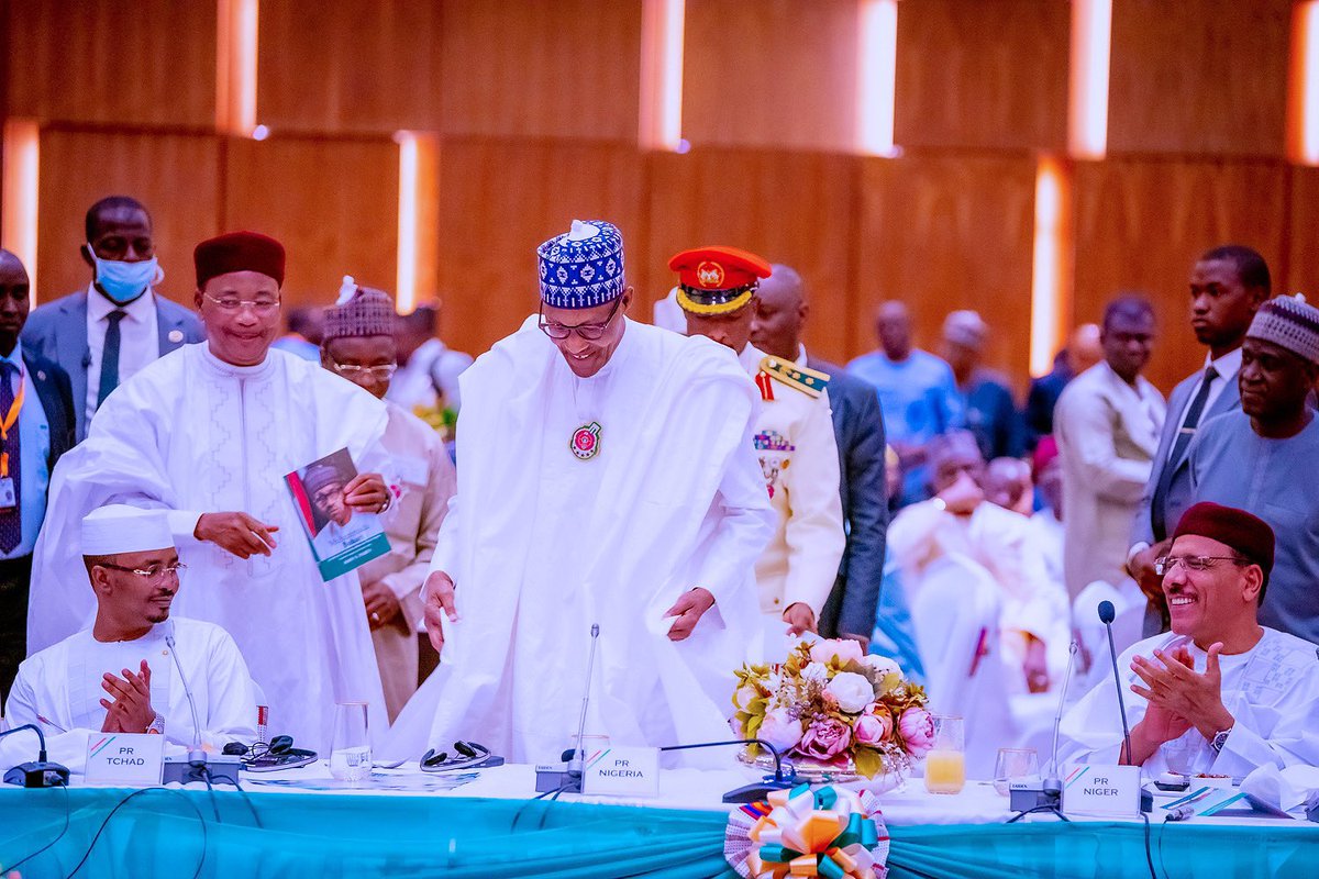JamiuBond's tweet photo. Evening sir @NGRPresident 

Fresh as this picture looks, the only thing your people are asking is if this book is on how to crumble an economy.

What should I tell them sir? https://t.co/Oyeh2lYTdu