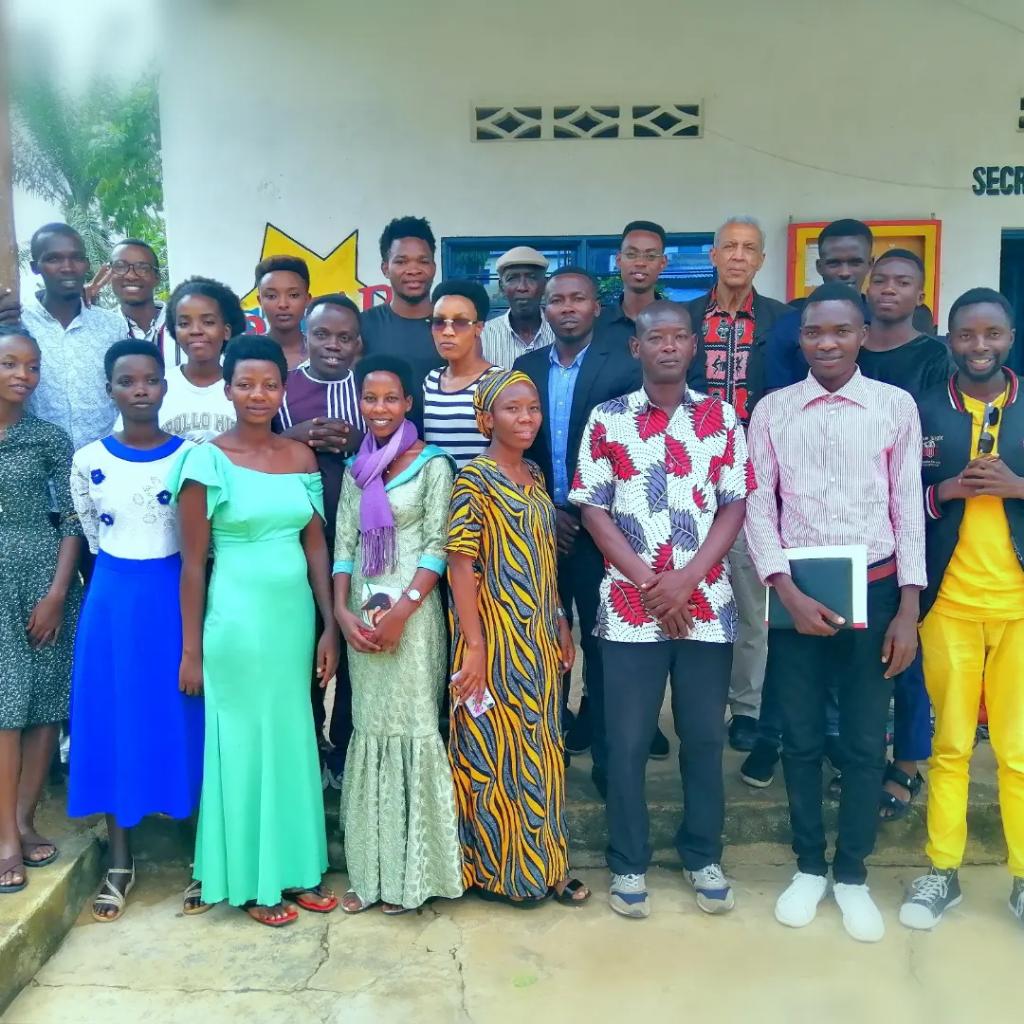 Cci_Lastar's tweet photo. Un PRO pour tous les volontaires et boursiers du #CCI,
Ce vendredi, le 30 Décembre 2022 c'est tenue une réunion des volontaires et boursiers du #CCI organisée par le conseiller technique du #CCI #Jean_Mutamba basée sur la formation du #leadership de l' #entrepreneuriat. https://t.co/fr3qdHy3Ao