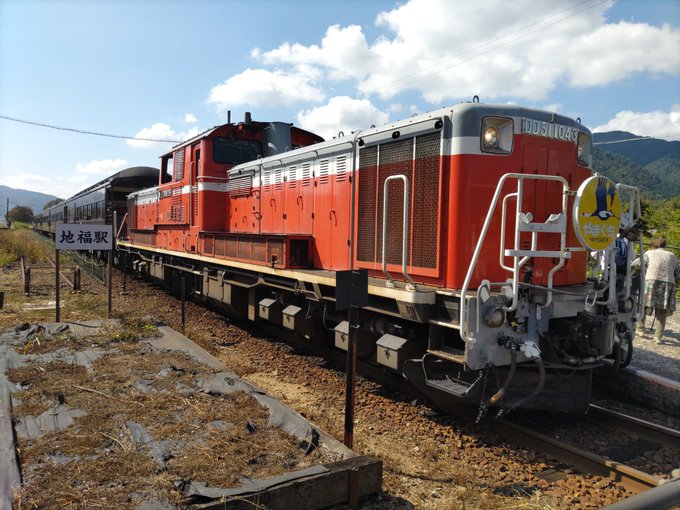 鉄道の種類を判別するのは本当に難しい。 私のような歴の長い熟練者でもない素人はよく種類を間違える。 コツとしては車体の色、車体の形状など常に見える所で識別することだ。 私くらいまで知識が増えると遠目に見ただけで判断が出来るようになる。

これはでんしゃ 