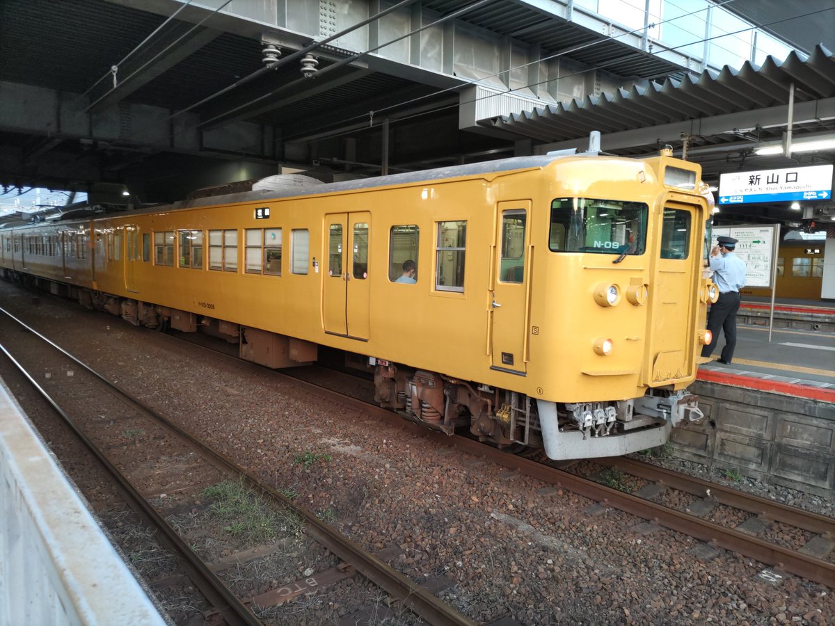 鉄道の種類を判別するのは本当に難しい。 私のような歴の長い熟練者でもない素人はよく種類を間違える。 コツとしては車体の色、車体の形状など常に見える所で識別することだ。 私くらいまで知識が増えると遠目に見ただけで判断が出来るようになる。

これはでんしゃ 