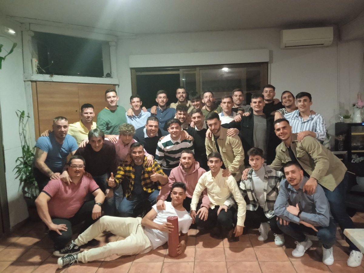 Cena Navideña del CF Piornal.
Por muchos años más! Salud y mucho Piornal!🥂🥂♥️🖤
#familia #elmejordelosequipos