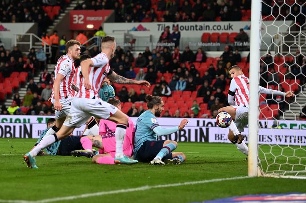 StokeCityARG's tweet photo. Perdio el Stoke 😔

Fue 1-0 contra los Líderes, Burnley.

#GoPotters #SCFC https://t.co/L1tpxO7aBX