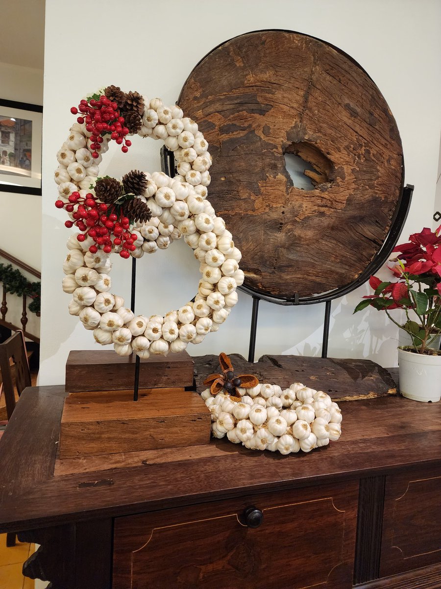 CarolRegala's tweet photo. #GarlicWreath https://t.co/iIcBlOJRHE