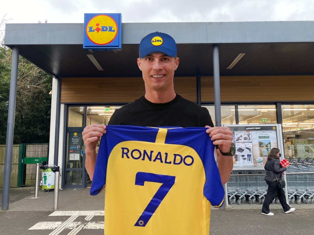 PooffyBref's tweet photo. Il vient vraiment de signer à Lidl j'en reviens pas https://t.co/mbvbF0Lawd