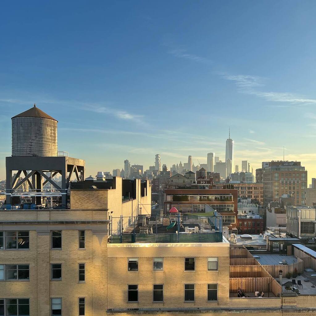 visualmerc's tweet image. December 30, 2022 at 05:17PM it was a great day for #friends and basquiat & hopper 
🎨🌆☀️
#nyc #art #manhattan #rooftops #sunset #light #reflection #nofilter #happynewyear instagr.am/p/Cmzv25KPeHl/
