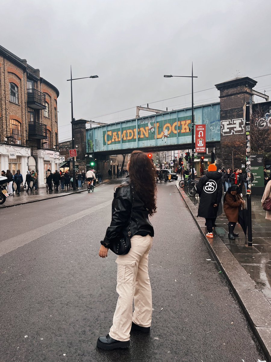 1900Silvia's tweet photo. LONDON 📍🇬🇧 https://t.co/4O9LbvIo5C