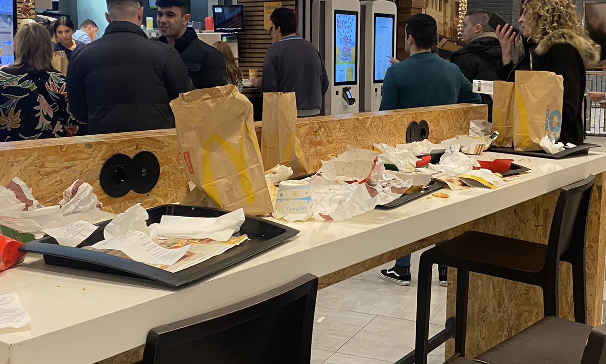 Así somos los seres humanos, vaya pocilga, dónde vive la gente?? Que educación le hemos dado a las nuevas generaciones?? Y no es solo esta mesa, está igual toda la zona de restauración. 

¡¡¡¡VERGÜENZA AJENA !!!!