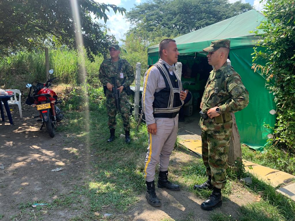 veteranacentro2's tweet photo. #Ejercito | El Comandante del Batallón de Infantería n.16 Patriotas de la Sexta Brigada del Ejército Nacional, verifica la seguridad que brindan sus tropas en los activos estratégicos del estado, ubicados en el norte del Tolima.

#SoyVeterana https://t.co/UyCbLmGmAv