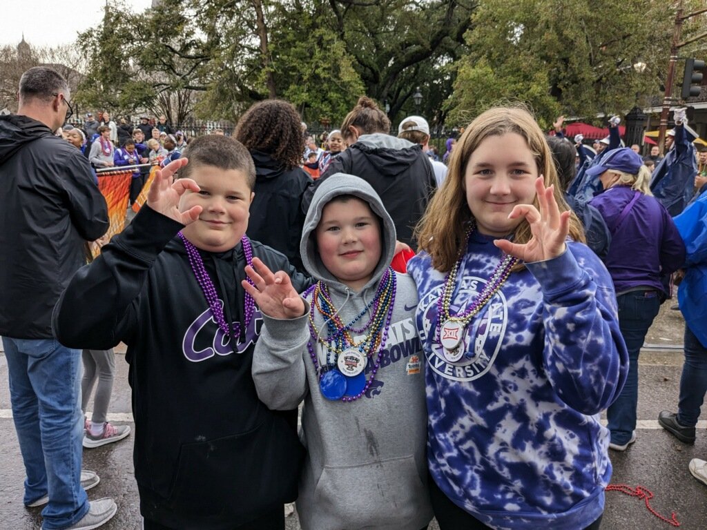 JSchmoll74's tweet image. @kstatesports @KStateFB @DScottFritchen We lost our 10-year-old son during the parade. Please share this if it all possible as we can't find him. He is the boy in the middle wearing the gray k State sweatshirt. @SugarBowlNola
