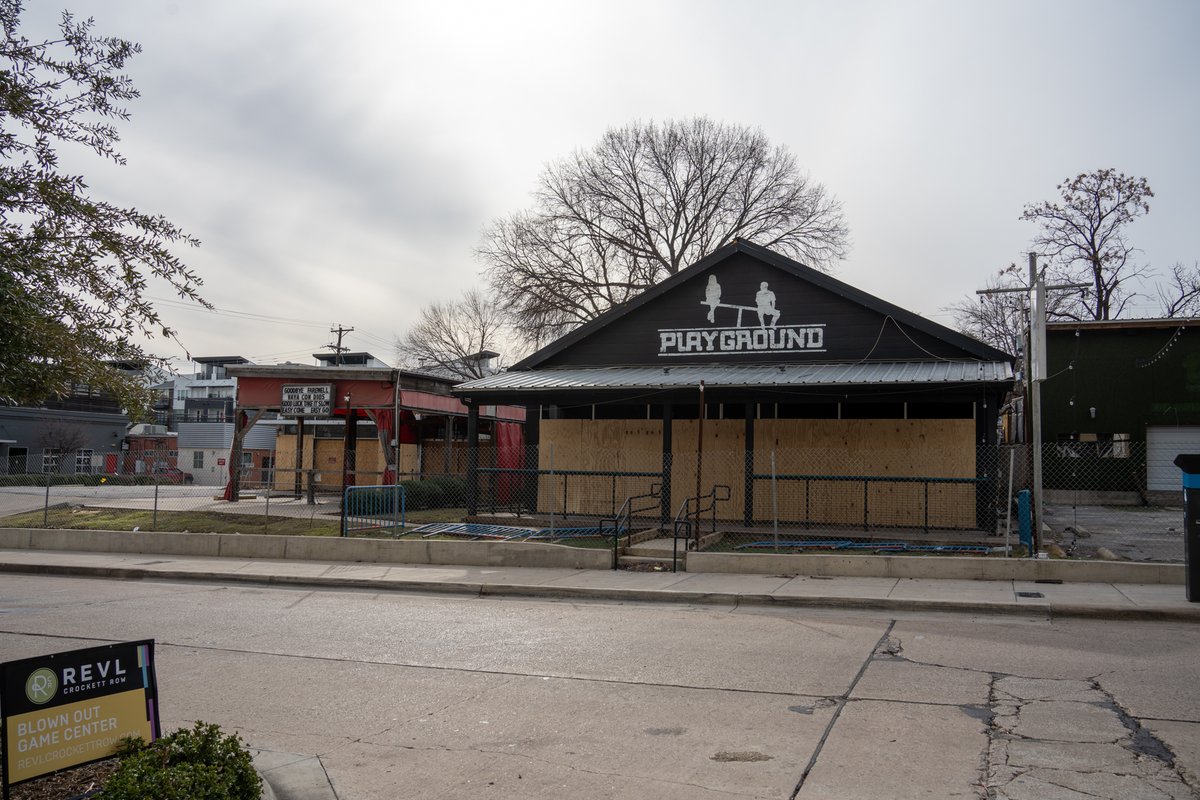 UrbanFortWorth's tweet photo. Fences are up and demolition permits are in for the former homes of several West 7th establishments. https://t.co/VUyyXLt1AP