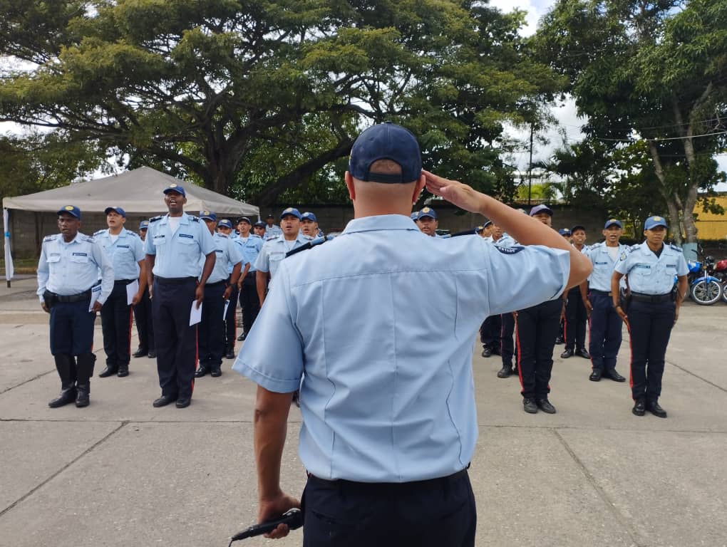 garciapintojose's tweet photo. Entregamos reconocimientos al personal más destacado de este año 2022, en el Centro de Coordinación Policial #5 de Río Chico.

@HectoRodriguez 
@PoliciaMiranda1 
#ElFuturoEsAhora
#MirandaSegura 
#SomosMiranda 
#Miranda https://t.co/t4VSUuVOjm