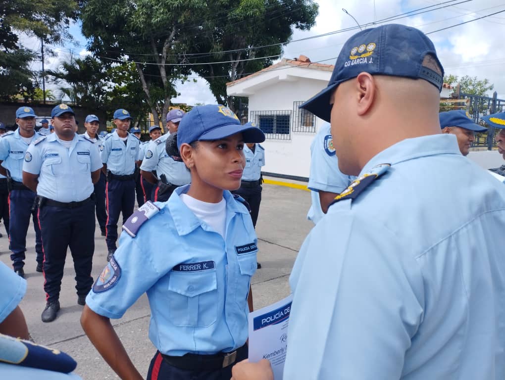 garciapintojose's tweet photo. Entregamos reconocimientos al personal más destacado de este año 2022, en el Centro de Coordinación Policial #5 de Río Chico.

@HectoRodriguez 
@PoliciaMiranda1 
#ElFuturoEsAhora
#MirandaSegura 
#SomosMiranda 
#Miranda https://t.co/t4VSUuVOjm