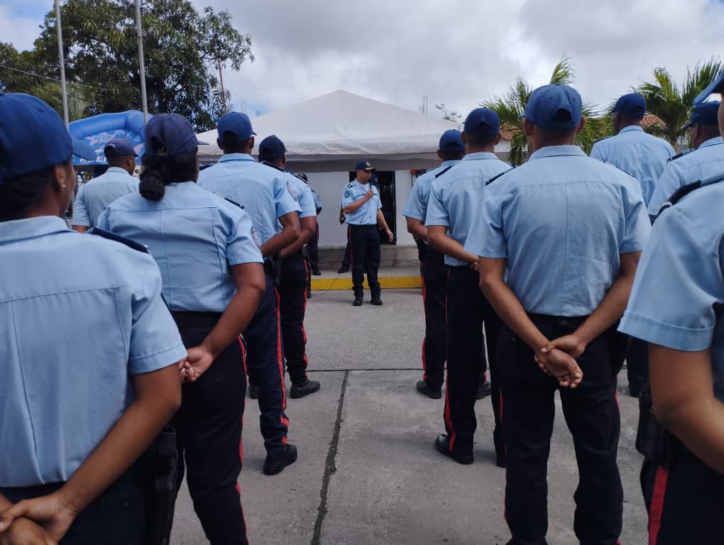 garciapintojose's tweet photo. Entregamos reconocimientos al personal más destacado de este año 2022, en el Centro de Coordinación Policial #5 de Río Chico.

@HectoRodriguez 
@PoliciaMiranda1 
#ElFuturoEsAhora
#MirandaSegura 
#SomosMiranda 
#Miranda https://t.co/t4VSUuVOjm