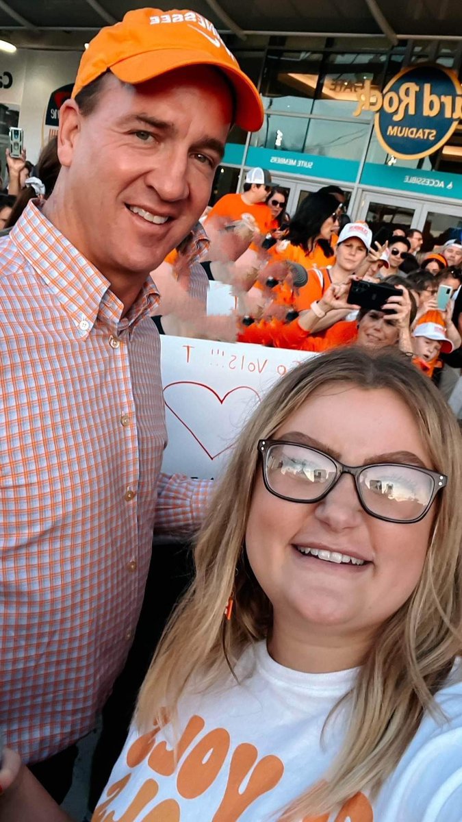 mariah_grace1's tweet photo. starstruck😱🍊🤍🧡 #GOVOLS https://t.co/PHbBjiX3he