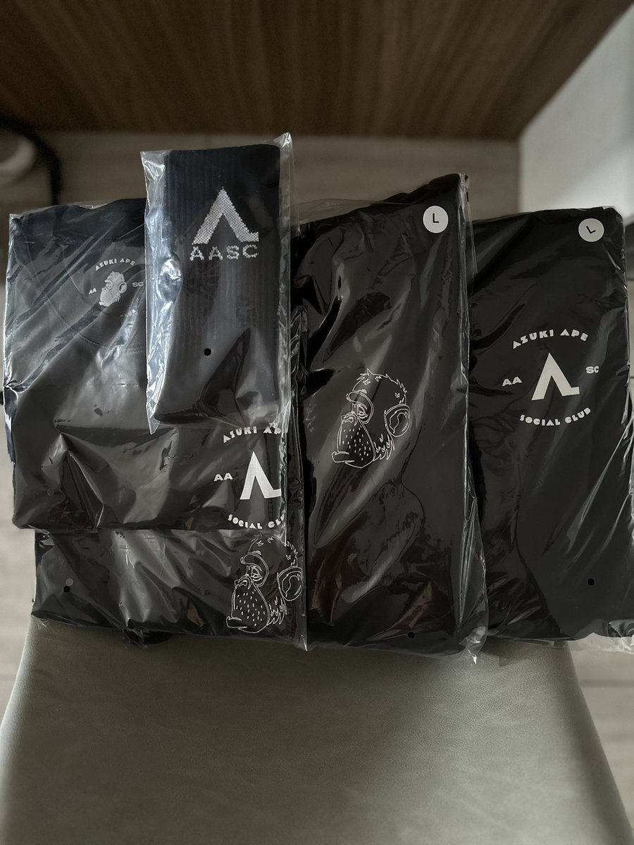 BromarBuilt's tweet photo. S/O @ApeLiquidio x @AzukiApeSC on the #MidnightCollection
(not pictured is the trucker hat) https://t.co/B9UxSYTnK7