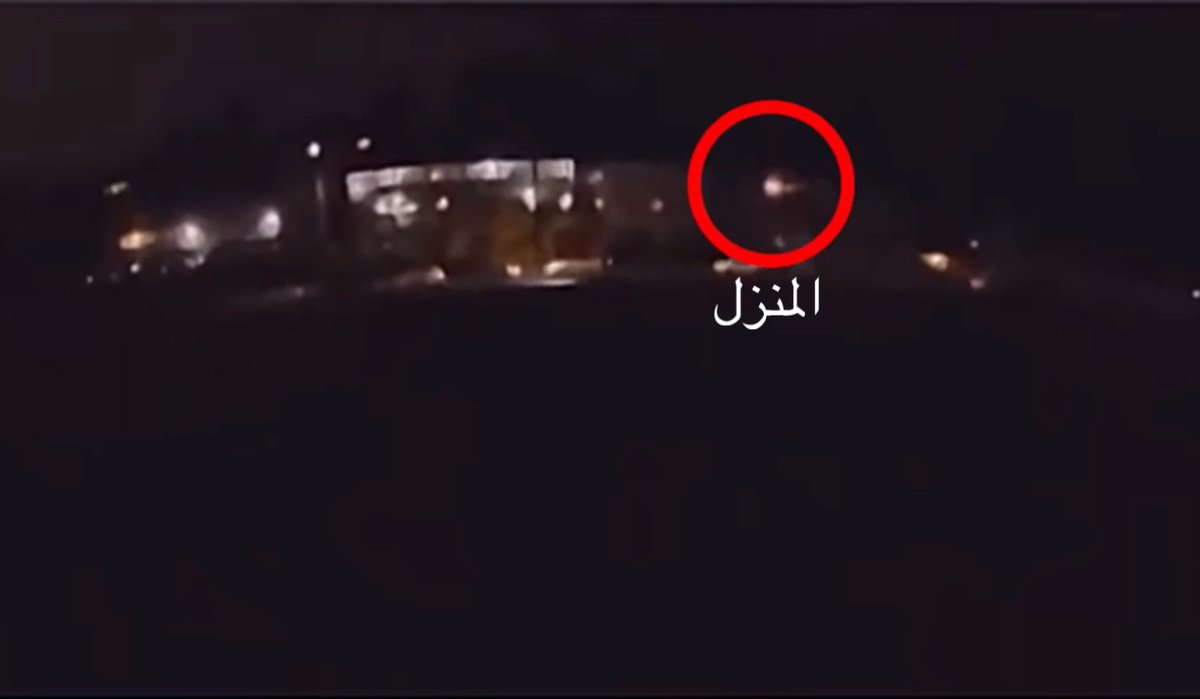 ثانيًا عدسات الشرطة التقطت البيت
وكانت تقف أمامه سيارة هيونداي إلنترا بيضاء تبيّن أنها موديل 2012، هذه السيارة ما كانت موجودة أبدًا بالمكان أثناء وصول الشرطة بالصباح وغير معروف صاحبها
الشرطة طلبت الإفادة بأي معلومات عن هذي السيارة..