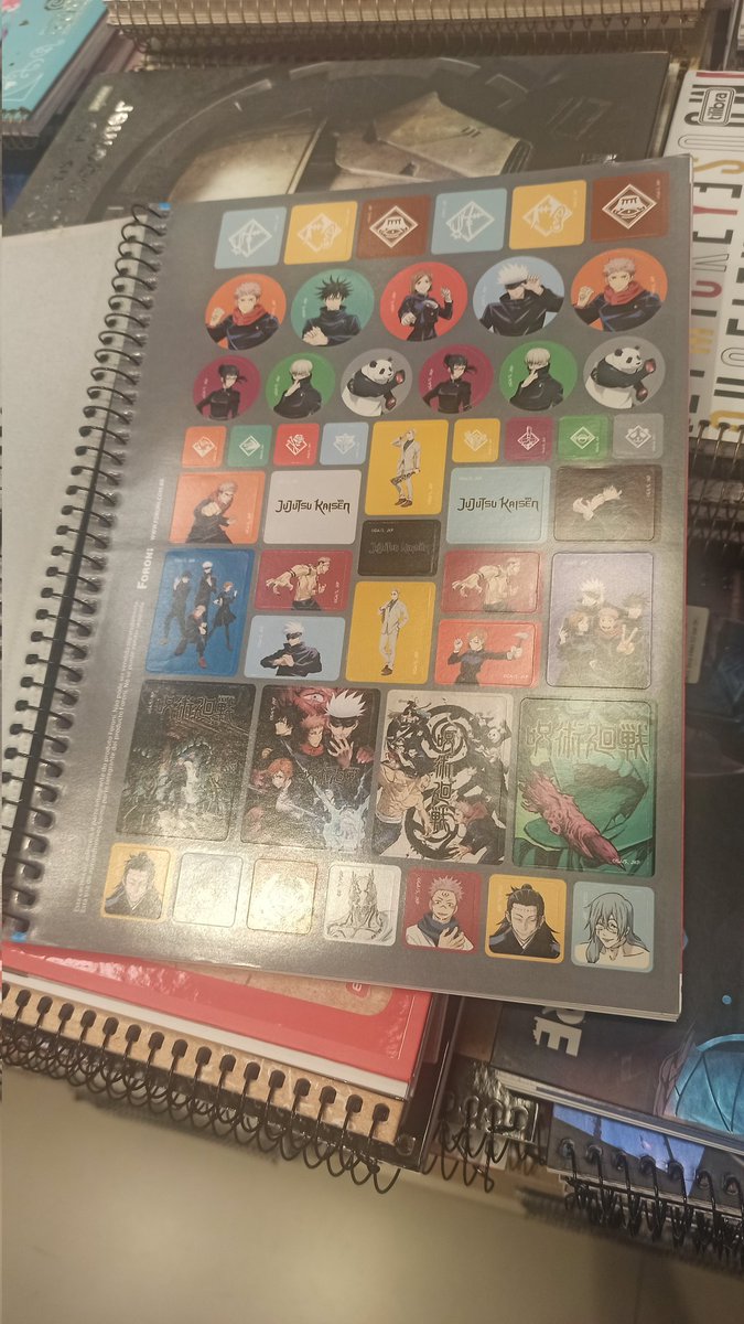 Já a venda na Leitura, tem modelos de MHA e AOT também (não achei SxF)

E sim, tem adesivos