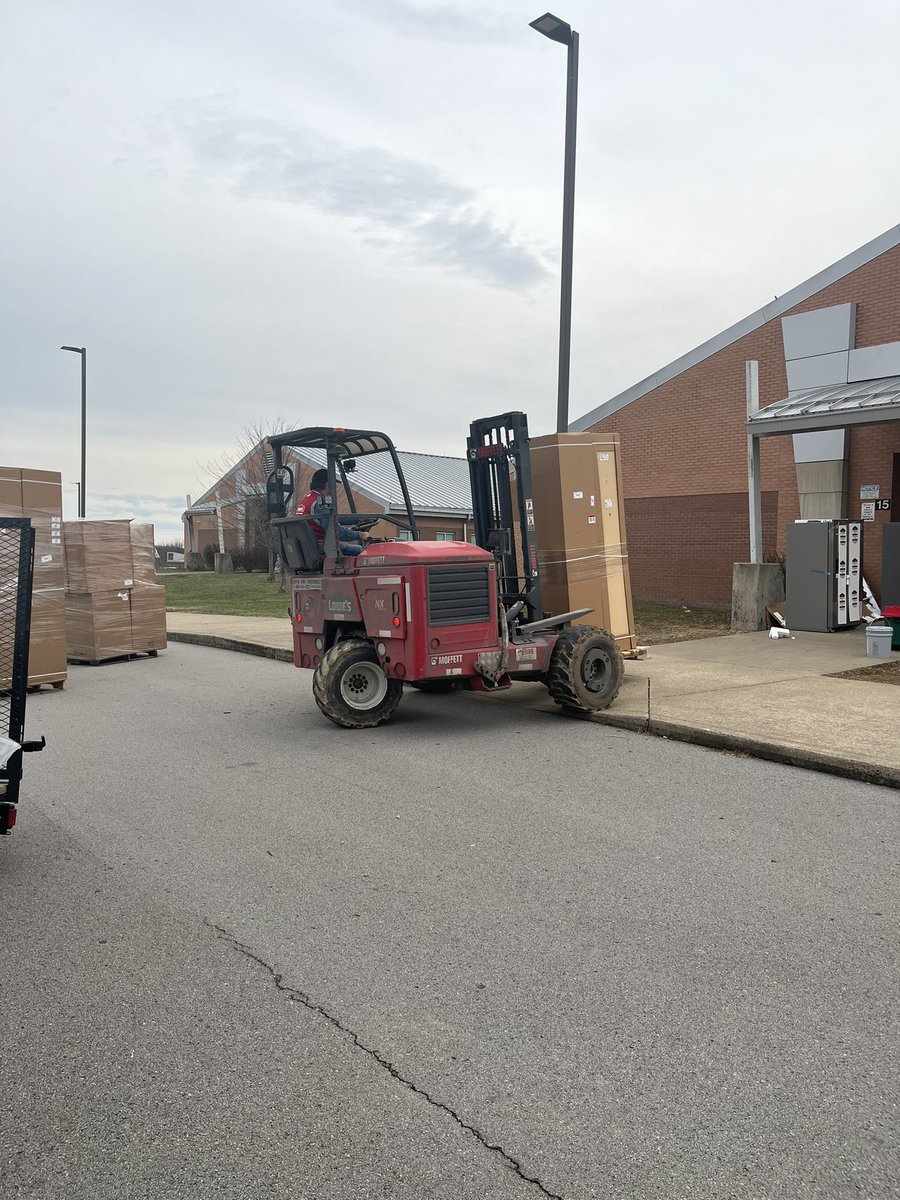 v_godoy11's tweet photo. We are so thankful to @Lowes for recognizing our @ShelbyWMS teachers through their Heroes program. Today, they delivered all the materials for our teacher lounge remodel. We are forever thankful! https://t.co/wyYDagVT49