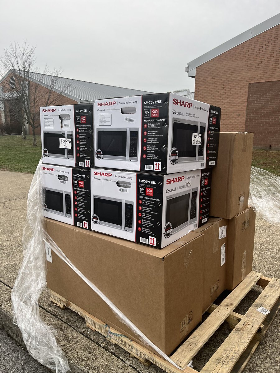 v_godoy11's tweet photo. We are so thankful to @Lowes for recognizing our @ShelbyWMS teachers through their Heroes program. Today, they delivered all the materials for our teacher lounge remodel. We are forever thankful! https://t.co/wyYDagVT49
