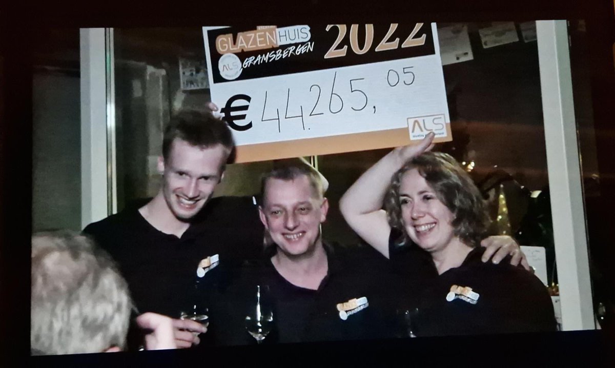AllesvoorALS's tweet image. WoW wat een waanzinnige opbrengst tijdens Glazenhuis Gramsbergen 2022!! Inge, Harry en Ron jullie zijn absolute kanjers! Gramsbergen en omstreken: BEDANKT!! #ghg2022 @ALSnederland @Gramsbergen
