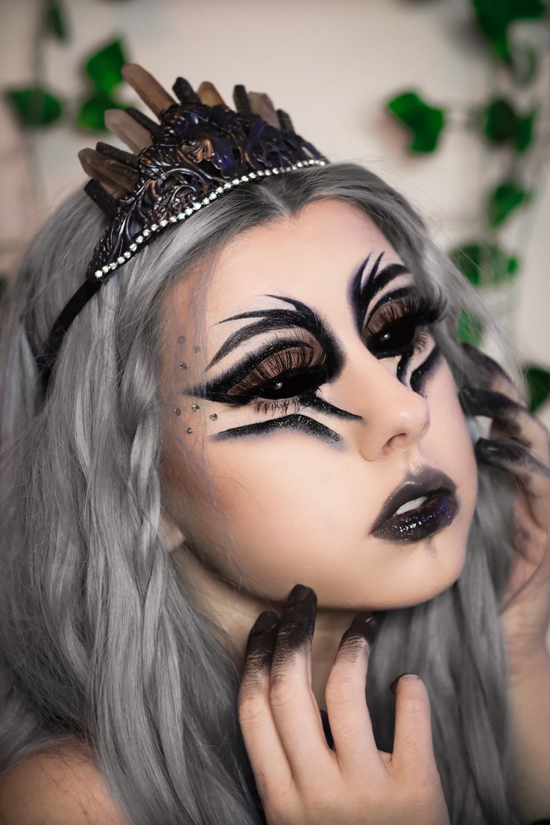 DruidNocturna's tweet photo. My lovely friend Eleni had an idea for a makeup look and needed a headpiece to pull it all together, I was more than happy to let her borrow the Elizabeth I crown and I’m SPEECHLESS🖤

Should I borrow her more for modeling pieces? 😋

#DruidNocturna #undiscovered_muas https://t.co/j4MLV0B6Qt