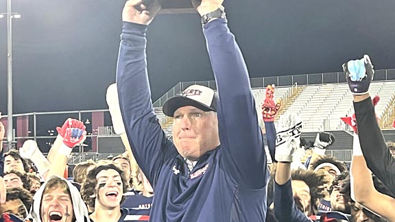 JUST OUT: Bryan Nixon (Bakersfield Liberty) 2022 State Coach of the Year It is 100 yrs exactly since Bakersfield had its first state coach of year (legendary Goldie Griffith of BHS). Nixon 1st one not from BHS. @BVarsityLive @LHS_Patriots @KernHighNetwork calhisports.com/2022/12/30/bry…