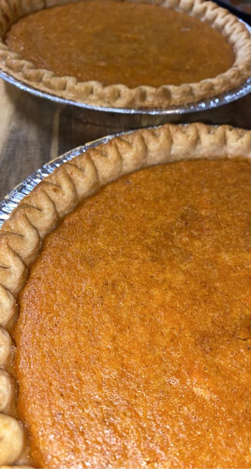 Ada89322436's tweet image. Close up of my sweet potato pies from yesterday, how’d I do?!